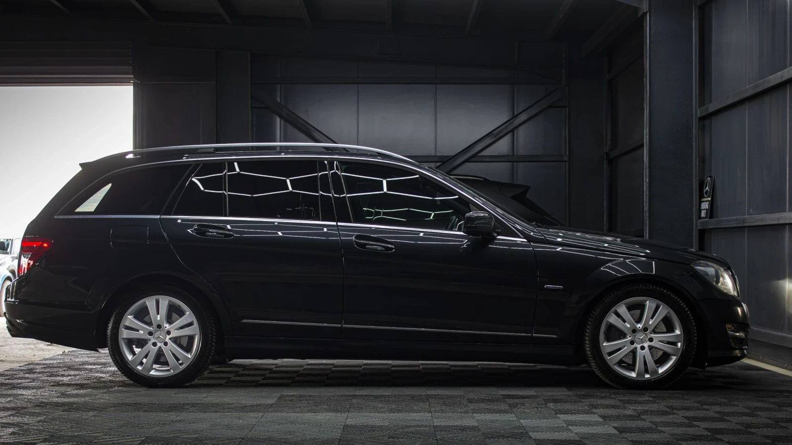 Mercedes-Benz C 300, снимка 3 - Автомобили и джипове - 54976585
