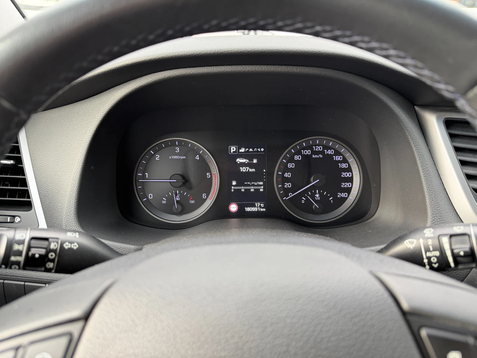 Hyundai Tucson 1.7CRDI AUT/NAVI/СЕРВИЗНА ИСТОРИЯ, снимка 16 - Автомобили и джипове - 54457669