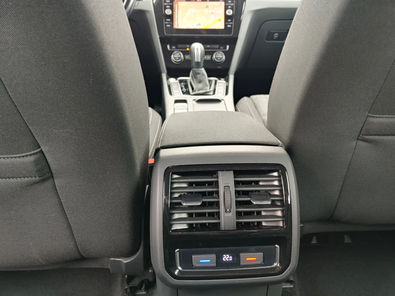 VW Passat 1.5tsi-Изключително запазен!, снимка 13 - Автомобили и джипове - 53524381
