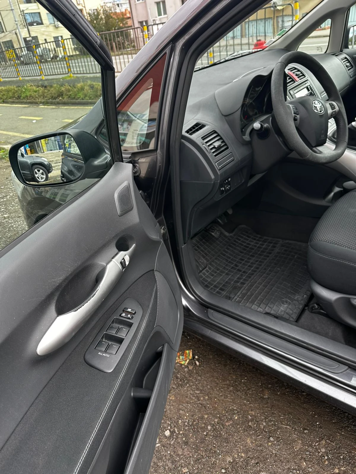 Toyota Auris 2.0 D-4D - изображение 10