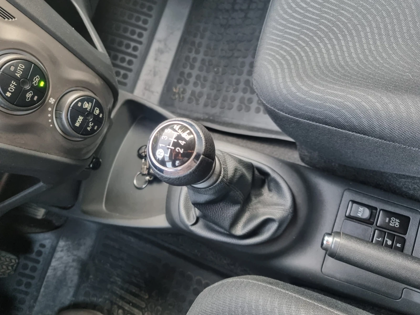 Toyota Yaris 1.33i Facelift ШВЕЙЦАРИЯ , снимка 12 - Автомобили и джипове - 53856420