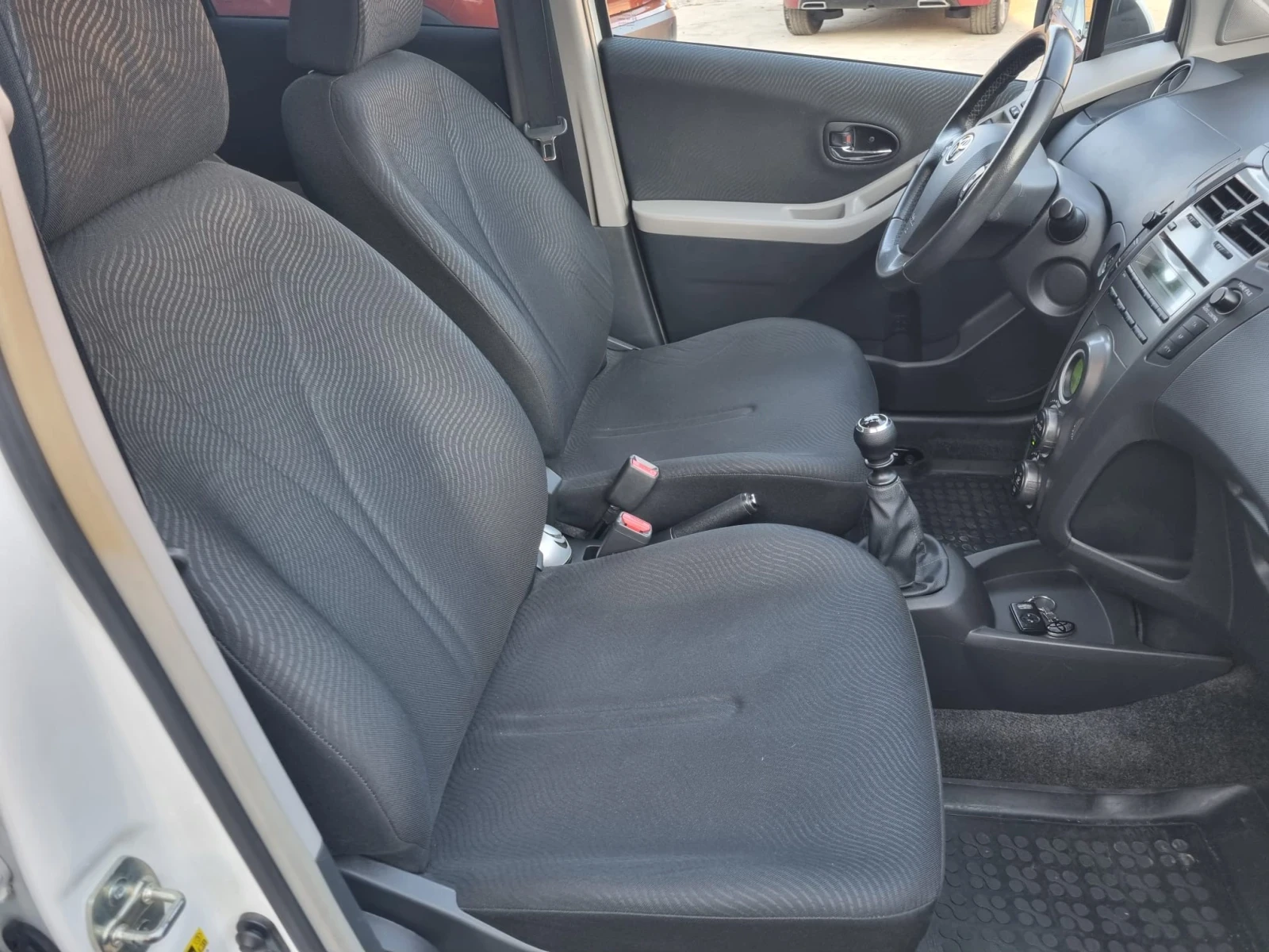 Toyota Yaris 1.33i Facelift ШВЕЙЦАРИЯ , снимка 8 - Автомобили и джипове - 53856420