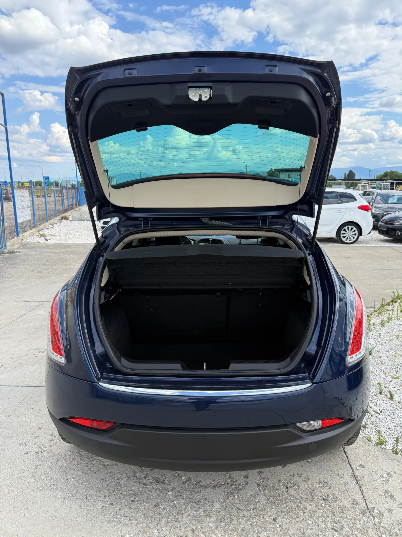 Lancia Delta 1.6 MJet, снимка 14 - Автомобили и джипове - 55415820