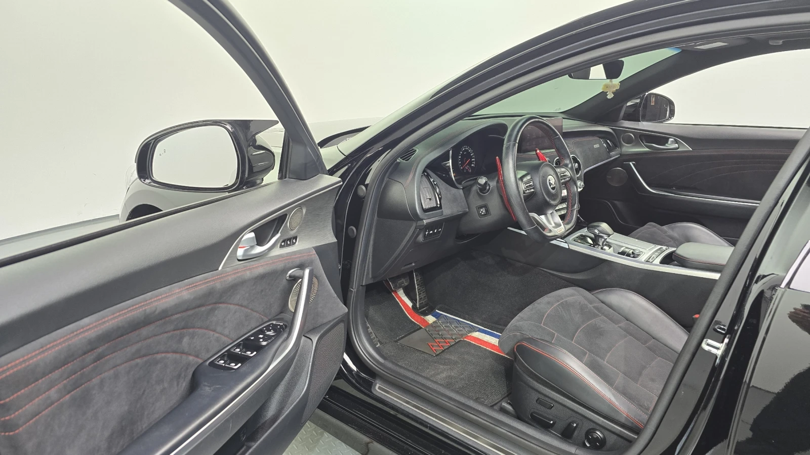Kia Stinger GT / 3.3 / AWD / MASTER TURBO / DISTRONIC / ОБДУХ, снимка 10 - Автомобили и джипове - 55541441