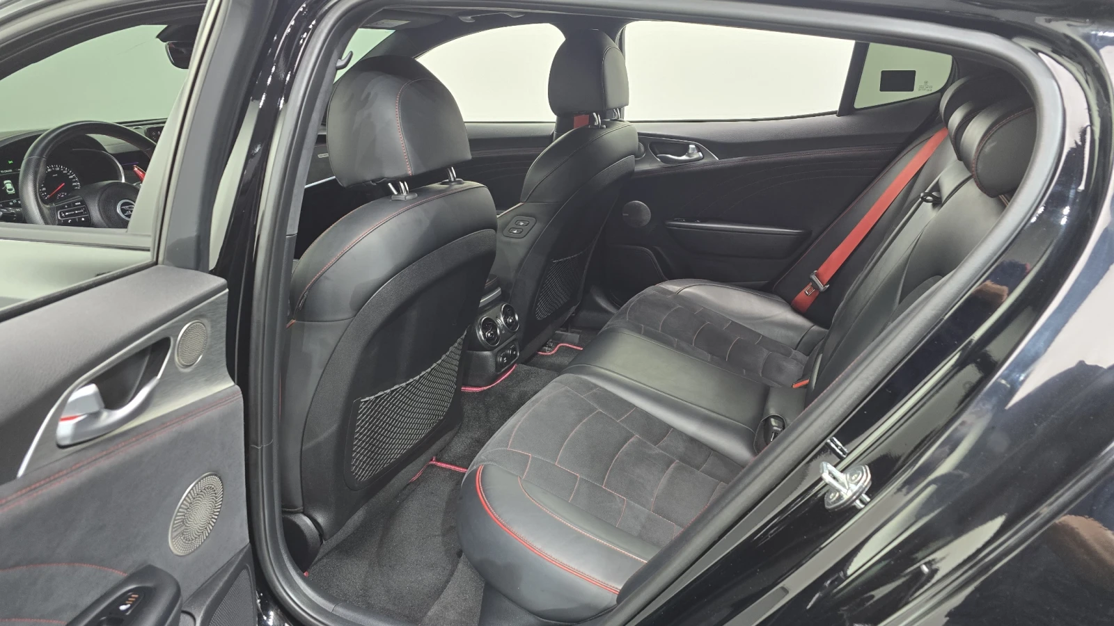 Kia Stinger GT / 3.3 / AWD / MASTER TURBO / DISTRONIC / ОБДУХ, снимка 11 - Автомобили и джипове - 55541441