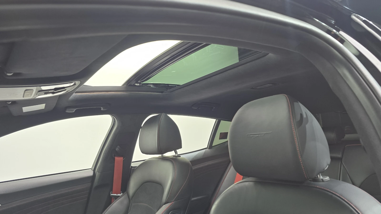 Kia Stinger GT / 3.3 / AWD / MASTER TURBO / DISTRONIC / ОБДУХ, снимка 15 - Автомобили и джипове - 55541441
