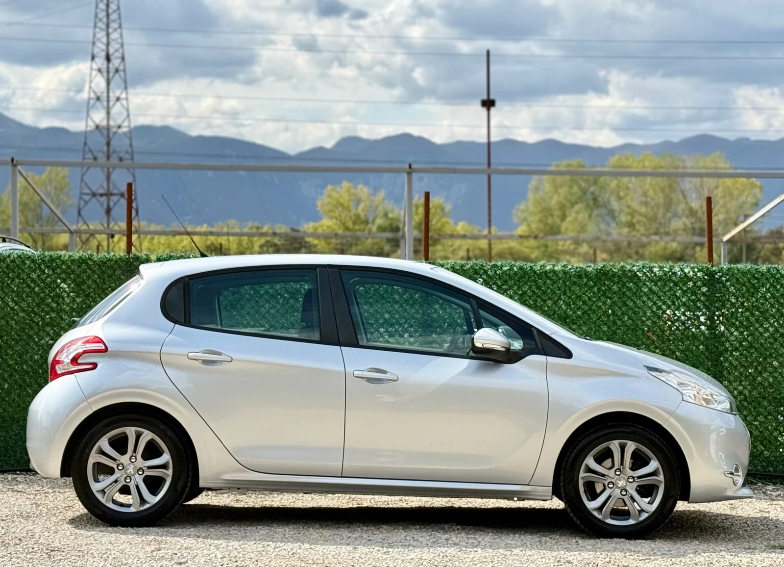 Peugeot 208 1.2i EURO 5B, снимка 8 - Автомобили и джипове - 56273198