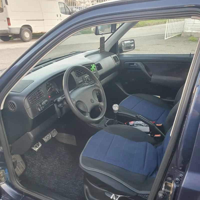 VW Golf 1.6i моно, снимка 7 - Автомобили и джипове - 52809203