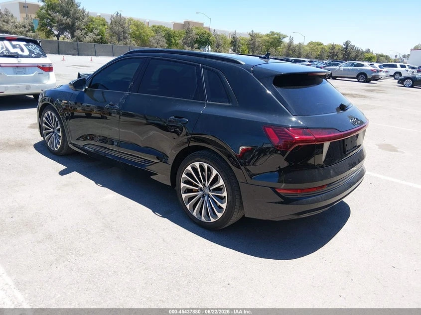 Audi E-Tron Premium Plus, снимка 3 - Автомобили и джипове - 55240766