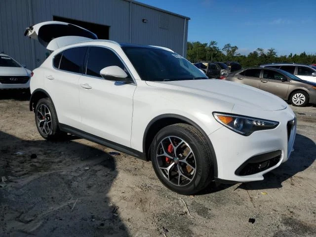 Alfa Romeo Stelvio Крайна цена с вс. такси до България !, снимка 2 - Автомобили и джипове - 47475050