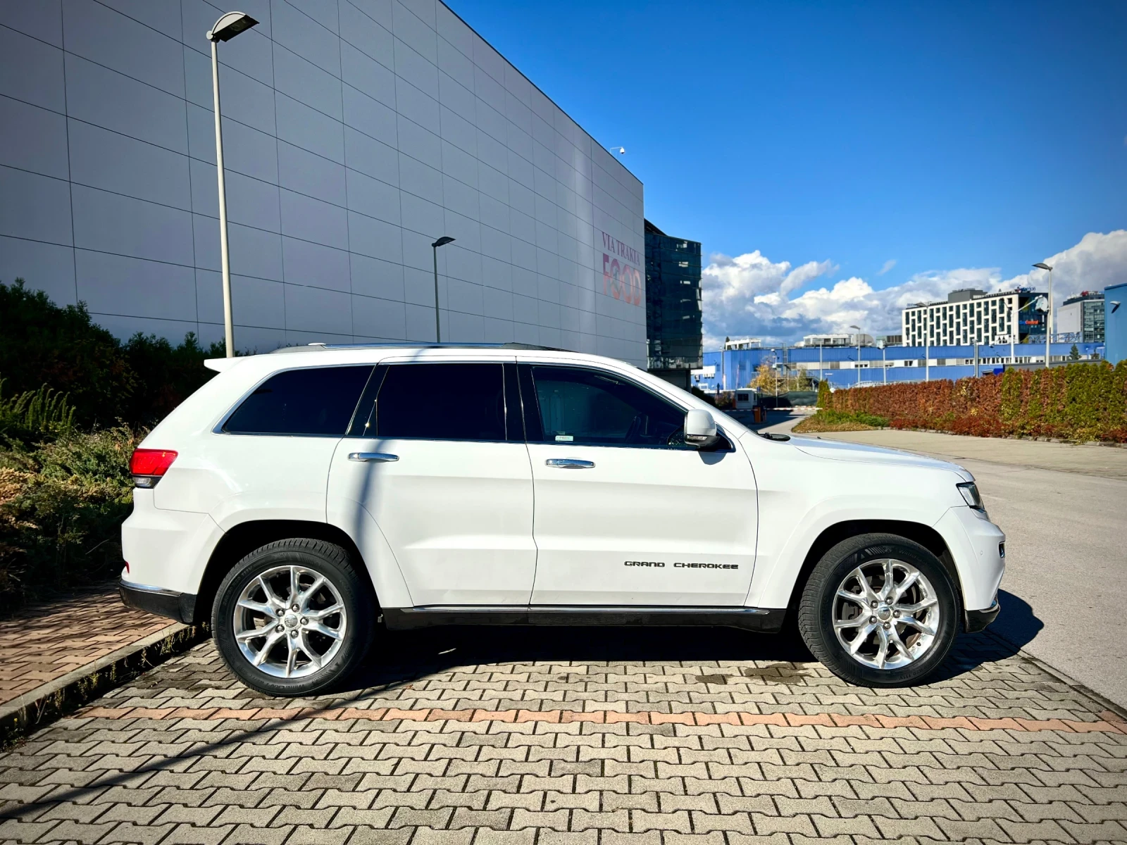 Jeep Grand cherokee 3.0CRDi-SUMMIT-обслужен-Лизинг през Уникредит  - изображение 5