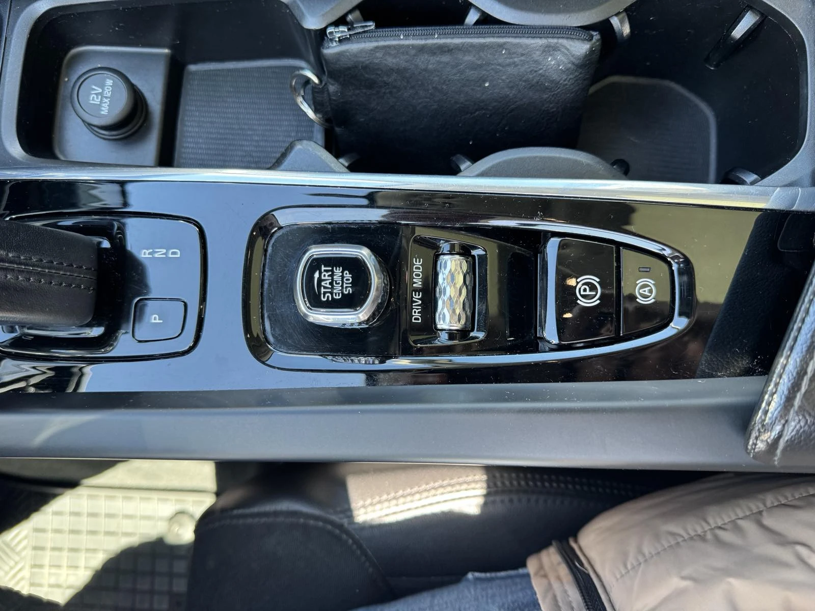 Volvo XC60 T8 TWIN ENGINE AWD, снимка 17 - Автомобили и джипове - 54136988