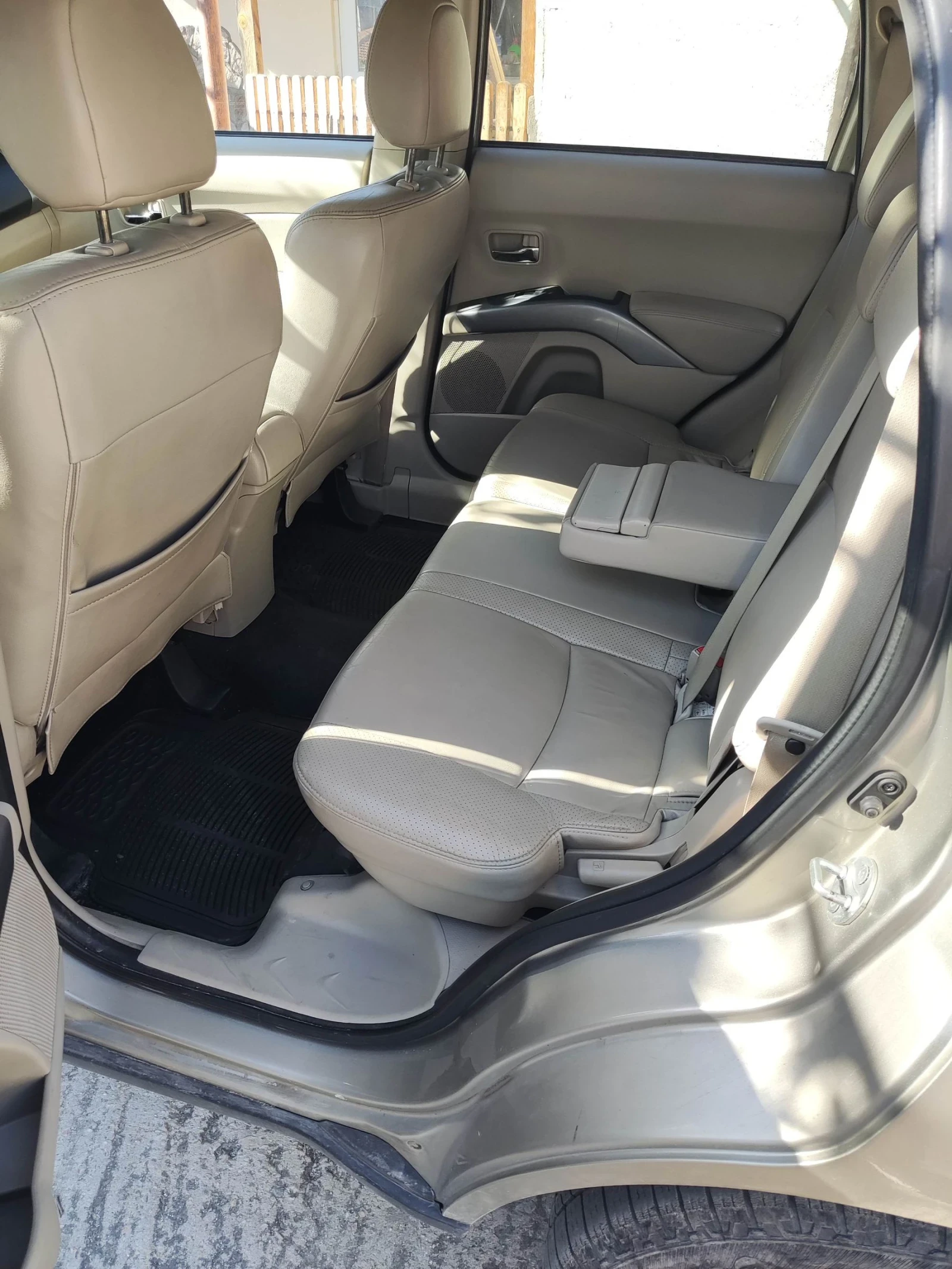 Mitsubishi Outlander 2.0 DiD, снимка 14 - Автомобили и джипове - 54955048