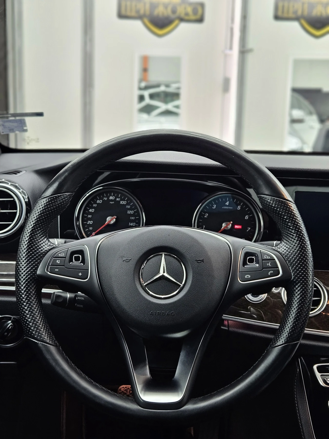 Mercedes-Benz E 300 4 MATIC AMG Line - изображение 9