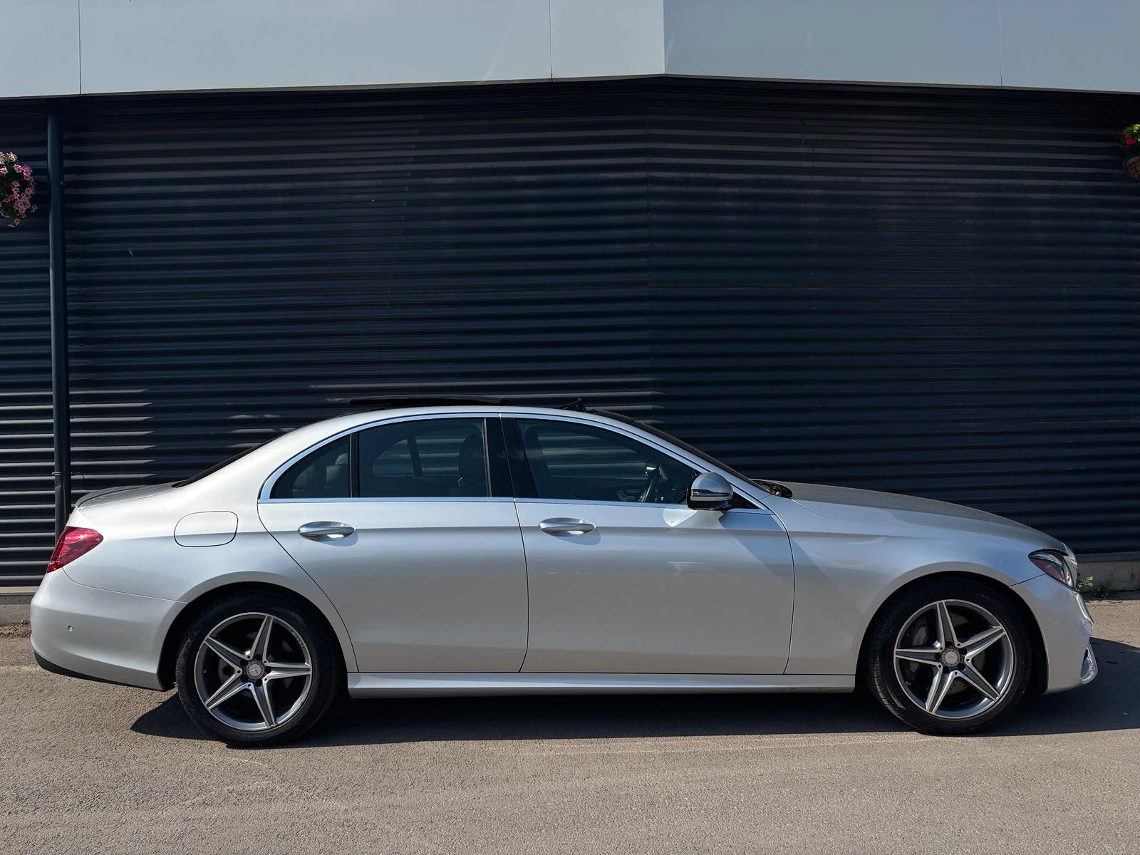 Mercedes-Benz E 300 4 MATIC AMG-LINE / PANORAMA / BURMESTER - изображение 5