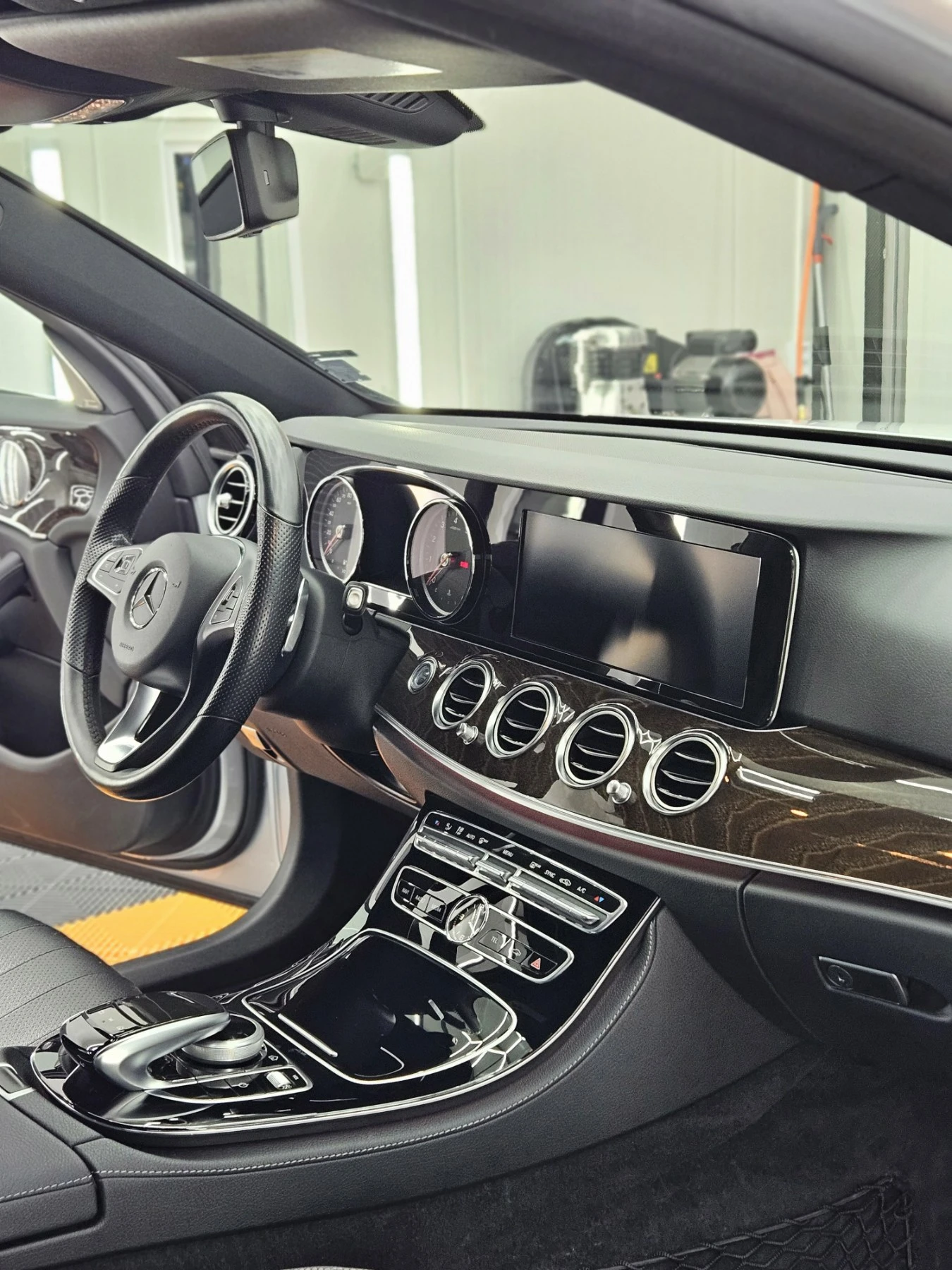 Mercedes-Benz E 300 4 MATIC AMG Line - изображение 8