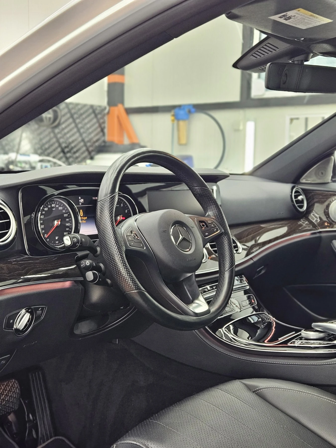 Mercedes-Benz E 300 4 MATIC AMG Line - изображение 7