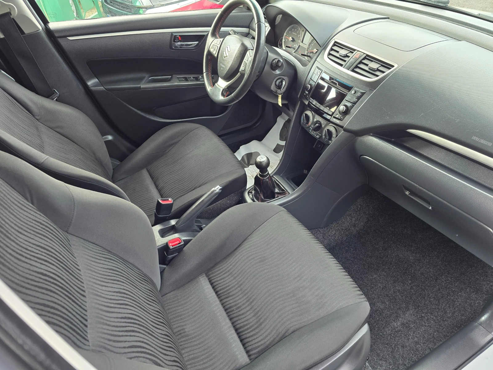 Suzuki Swift 1.3i-Facelift, снимка 8 - Автомобили и джипове - 53724345