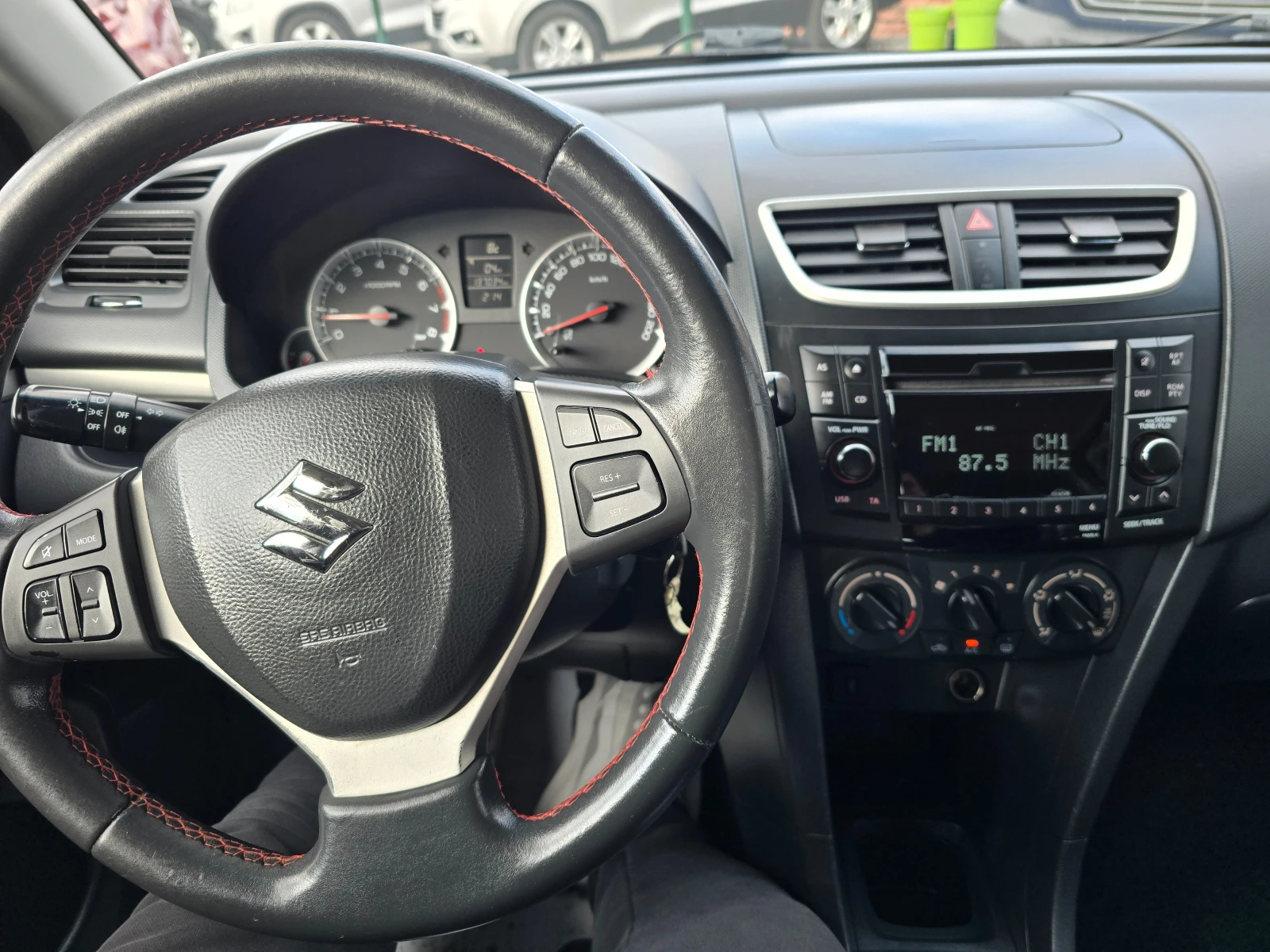 Suzuki Swift 1.3i-Facelift, снимка 9 - Автомобили и джипове - 53724345