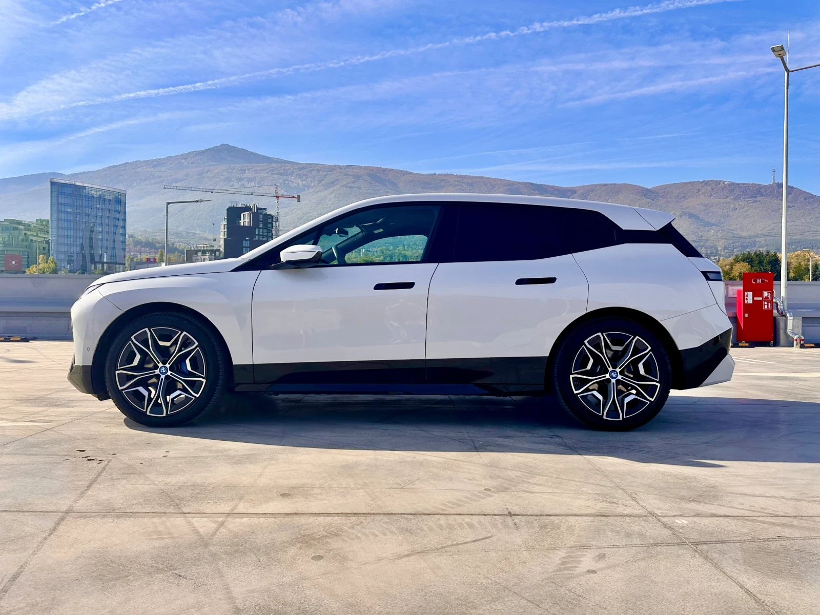 BMW iX BMW iX xDrive40 Laserlight Harman Kardon Driving A, снимка 4 - Автомобили и джипове - 53788912