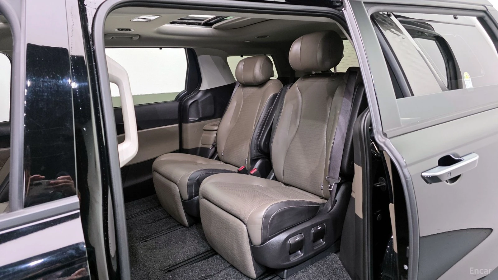 Kia Carnival Gravity* ОБДУХВАНЕ* МАСАЖИ* 360* КАМЕРА* ДИСТРОНИК, снимка 10 - Автомобили и джипове - 55588320