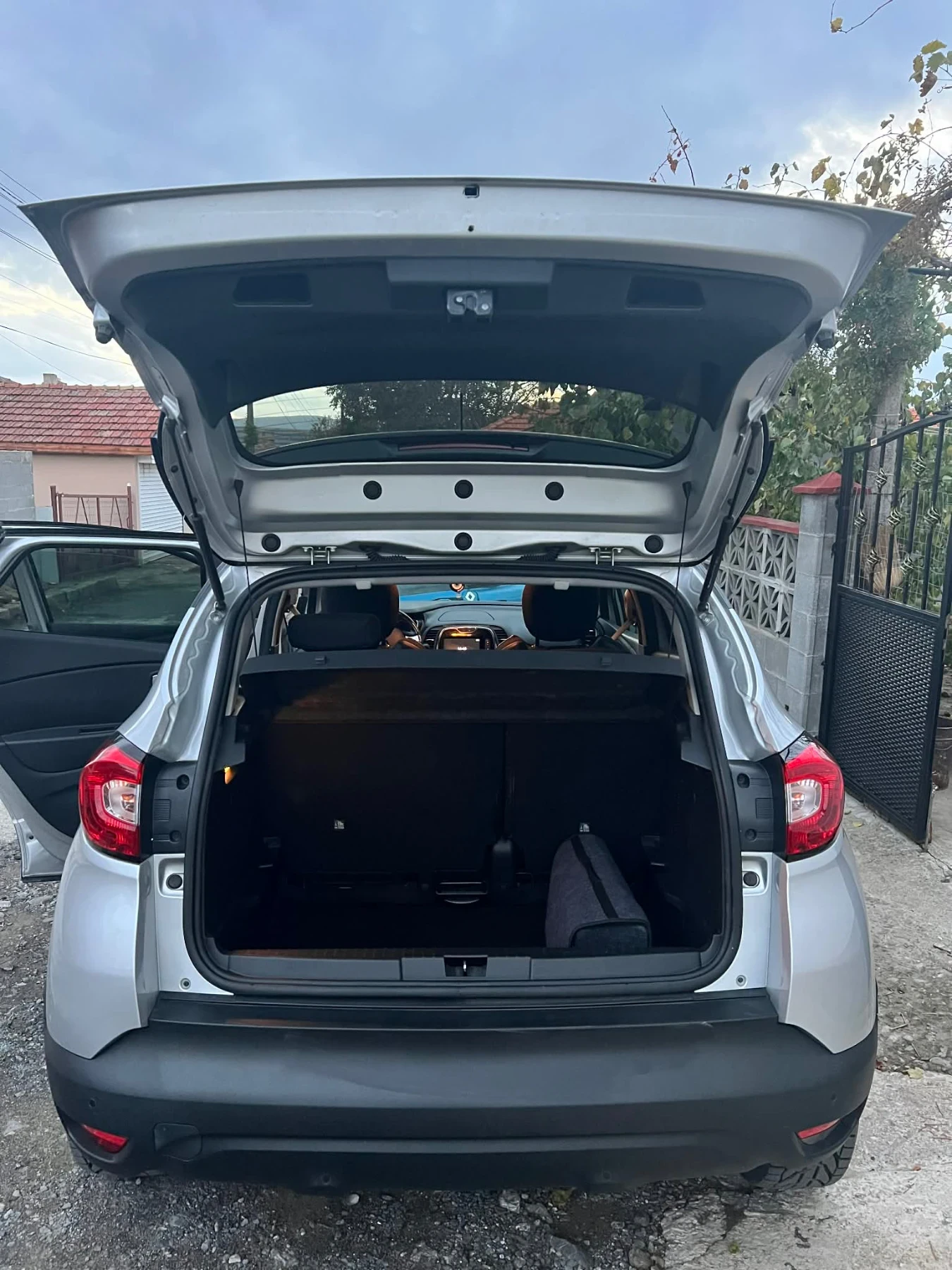 Renault Captur, снимка 4 - Автомобили и джипове - 56390100
