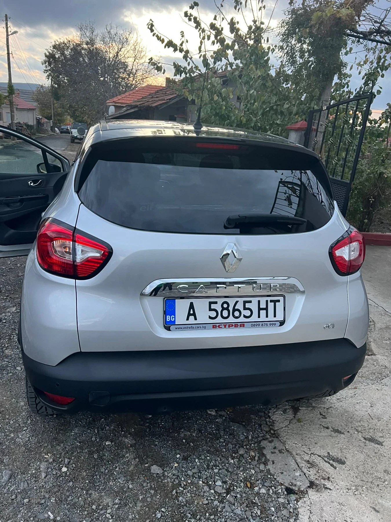 Renault Captur, снимка 2 - Автомобили и джипове - 56390100
