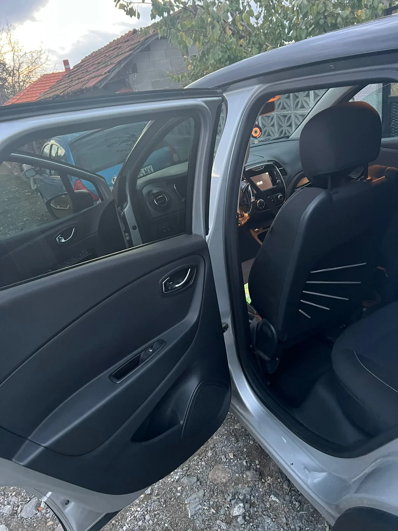 Renault Captur, снимка 10 - Автомобили и джипове - 56390100