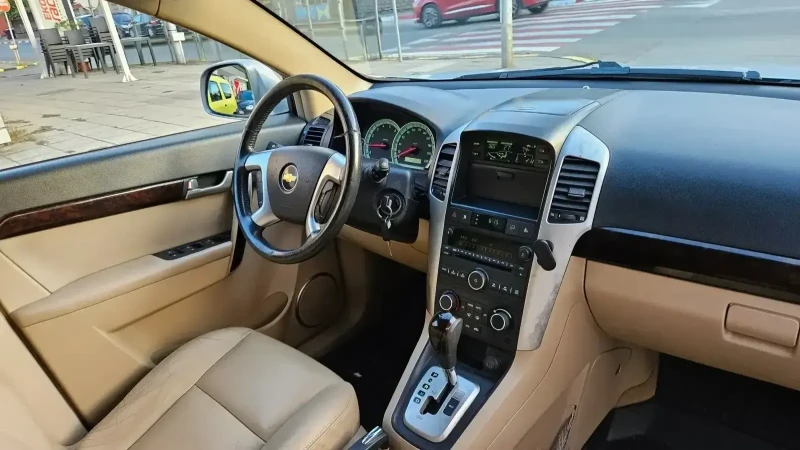 Chevrolet Captiva 2.0D AVTOMAT/KOJA/7mesta, снимка 9 - Автомобили и джипове - 51746152