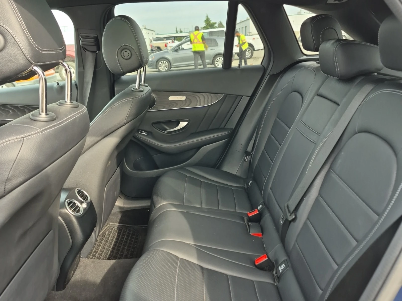 Mercedes-Benz GLC 300  DISTRONIC / 360 / MEMORY / BURMESTER , снимка 11 - Автомобили и джипове - 56023236