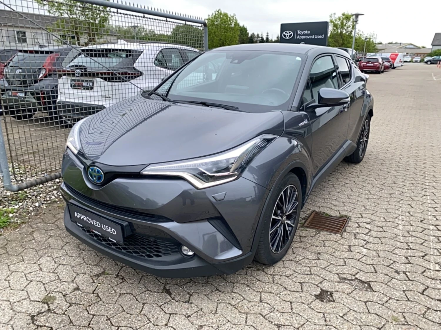 Toyota C-HR Premium Selected 1.8 Хибрид