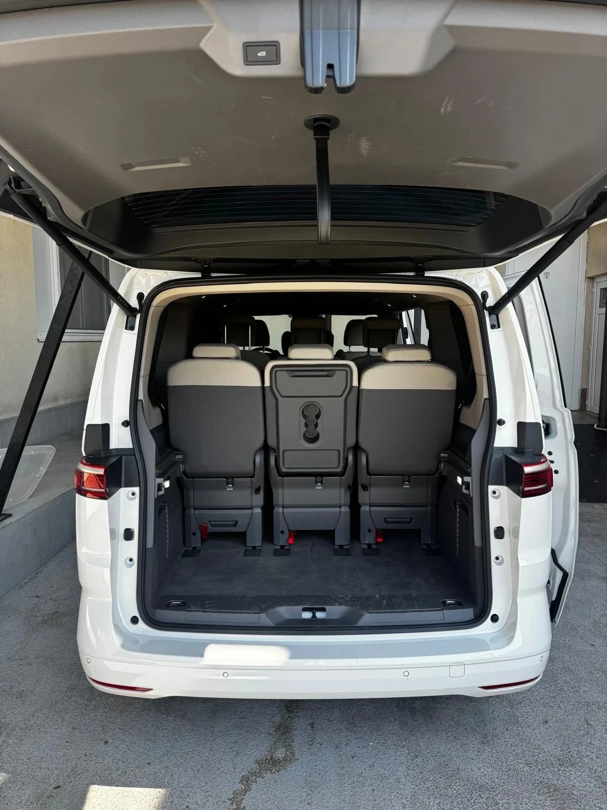 VW Multivan Life L 2.0 TDI DSG 150 к.с., снимка 9 - Бусове и автобуси - 55649842