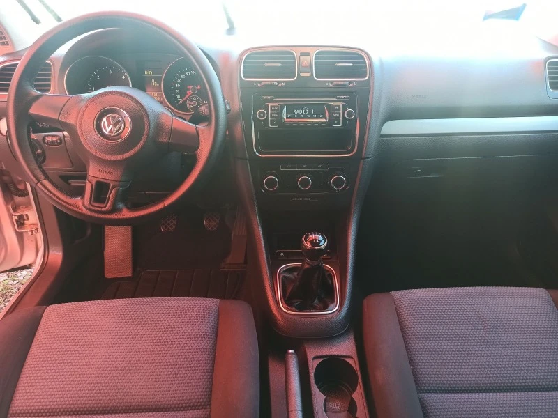 VW Golf 1, 6  TDI ПЕРФЕКТЕН, снимка 8 - Автомобили и джипове - 46561578