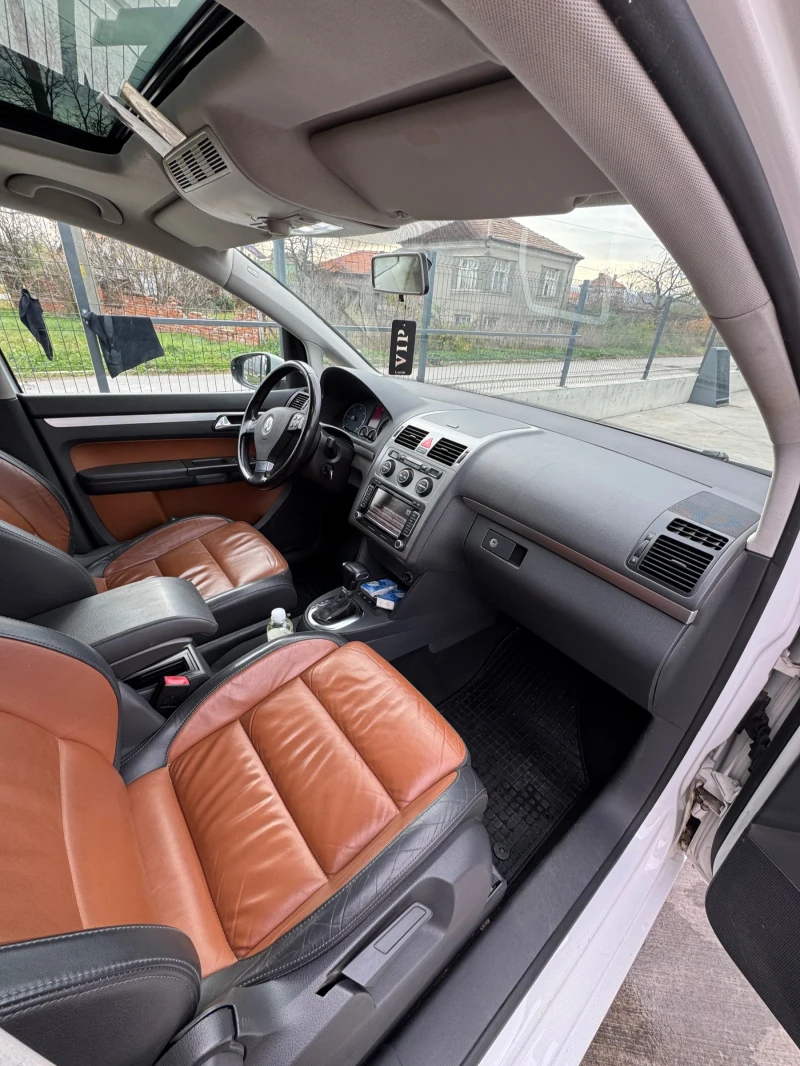 VW Touran 2.0 TDI, снимка 6 - Автомобили и джипове - 48065440