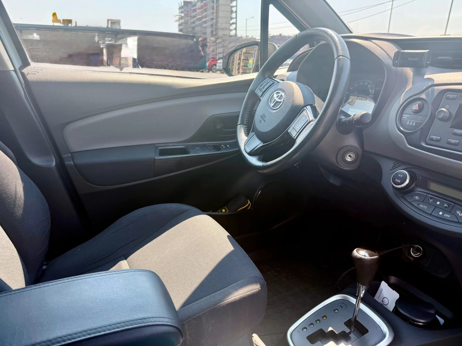 Toyota Yaris 1, 5 VVT-I HYBRID, снимка 14 - Автомобили и джипове - 55776945
