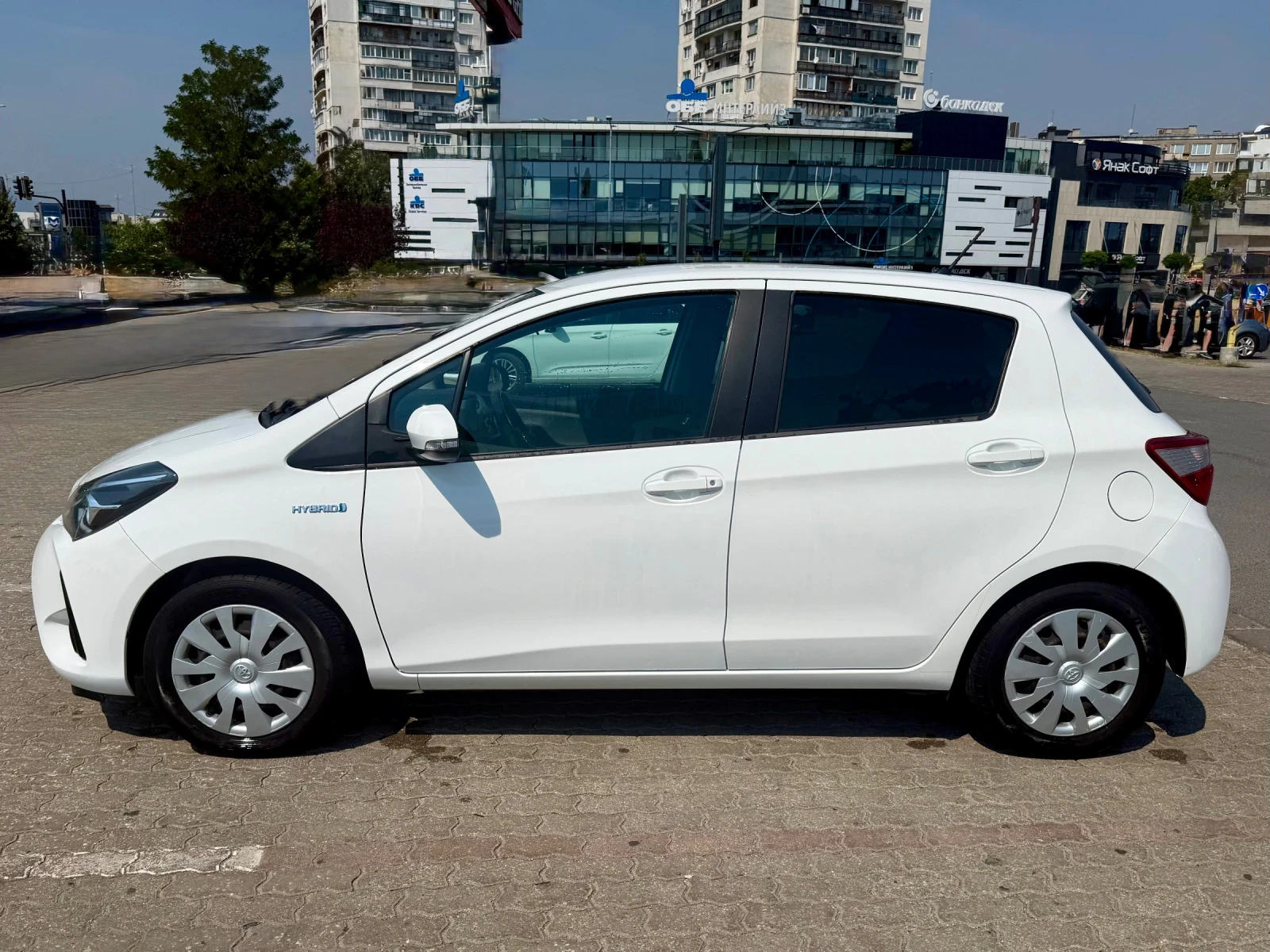 Toyota Yaris 1, 5 VVT-I HYBRID, снимка 3 - Автомобили и джипове - 55776945