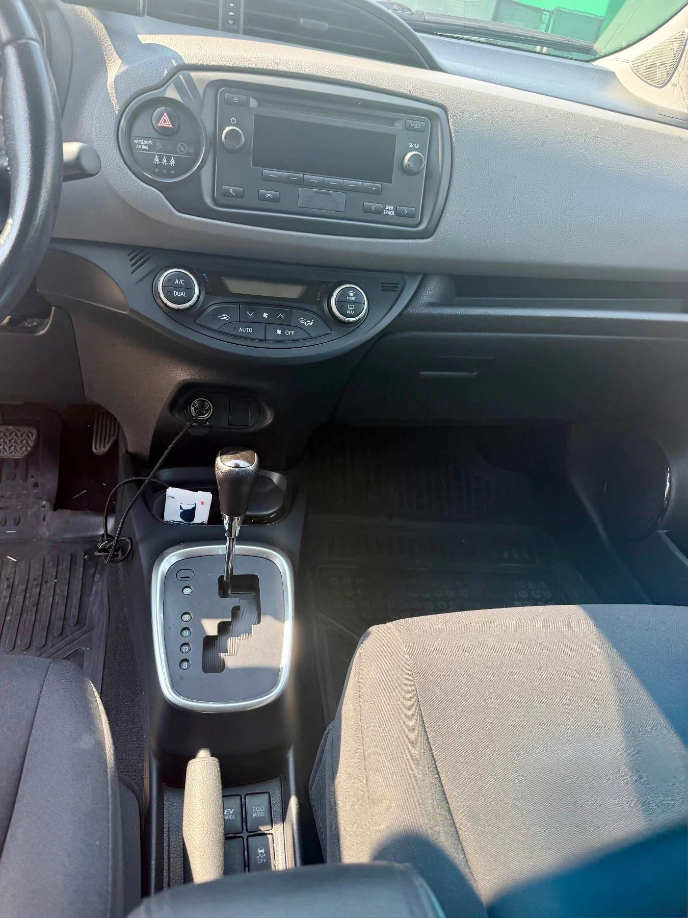 Toyota Yaris 1, 5 VVT-I HYBRID, снимка 11 - Автомобили и джипове - 55776945