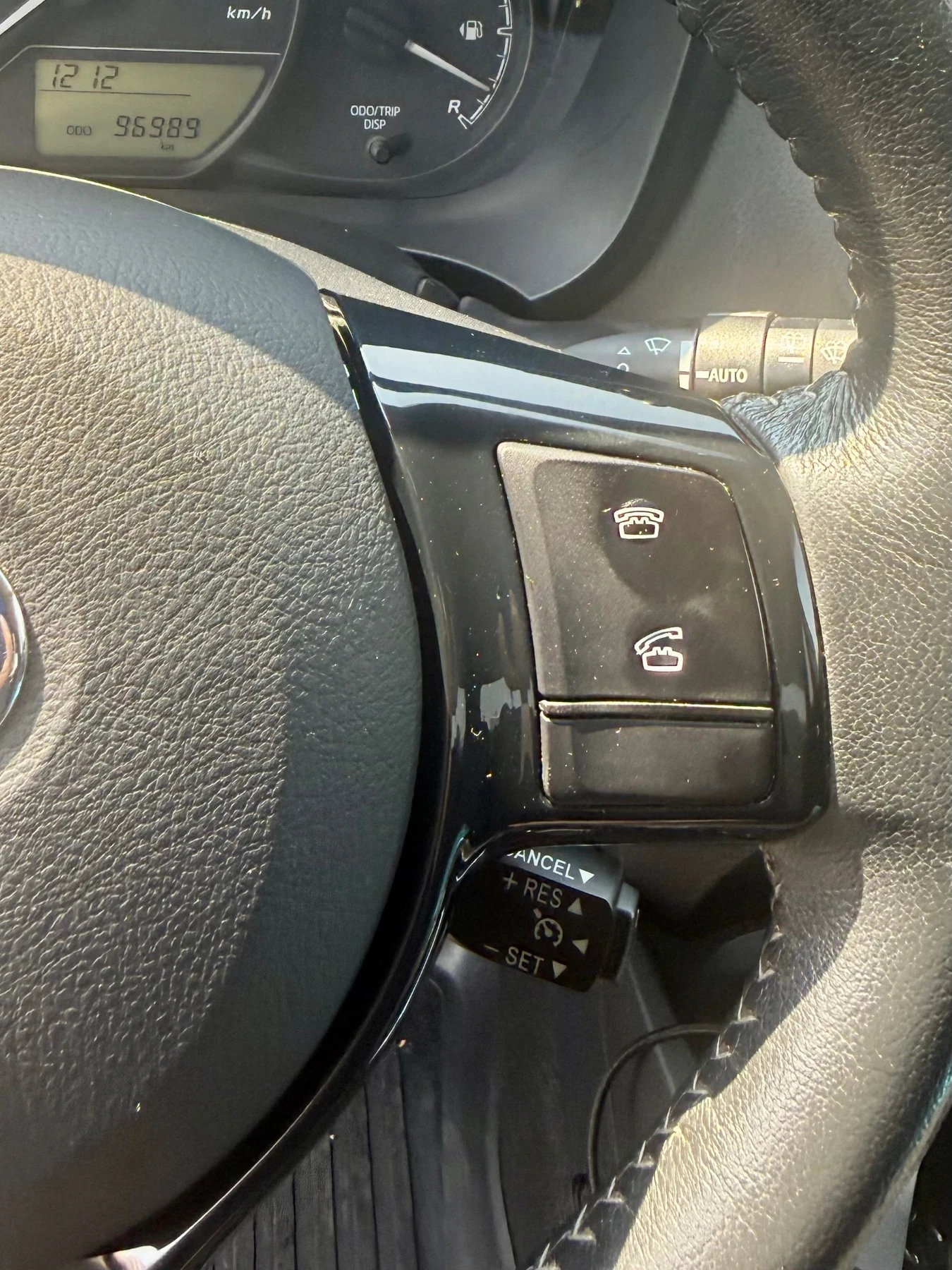 Toyota Yaris 1, 5 VVT-I HYBRID, снимка 10 - Автомобили и джипове - 55776945