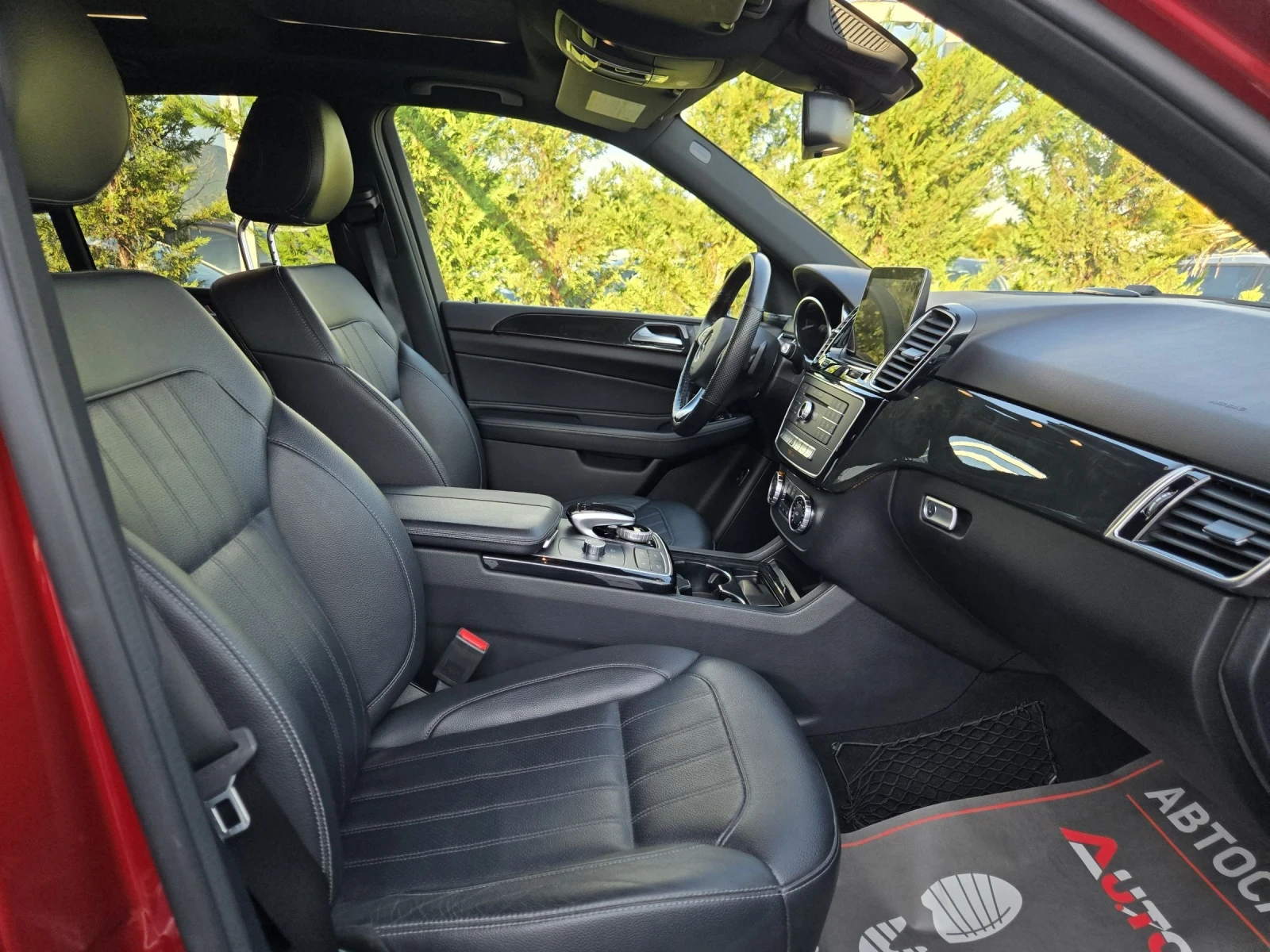 Mercedes-Benz GLE 400 3.0i-333кс/AMG LINE/PANO/KEYLESS/9G/360/CAR PLAY, снимка 12 - Автомобили и джипове - 55436107
