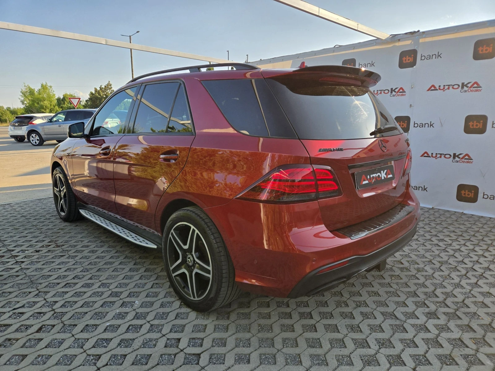 Mercedes-Benz GLE 400 3.0i-333кс/AMG LINE/PANO/KEYLESS/9G/360/CAR PLAY, снимка 5 - Автомобили и джипове - 55436107