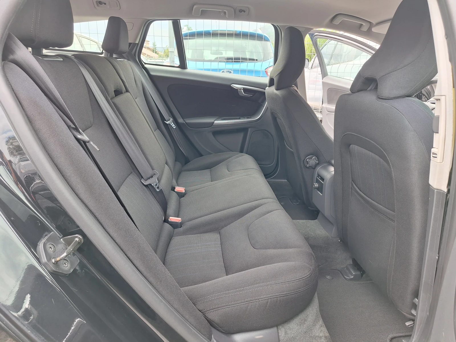 Volvo V60 1.6 D AVTO - изображение 9