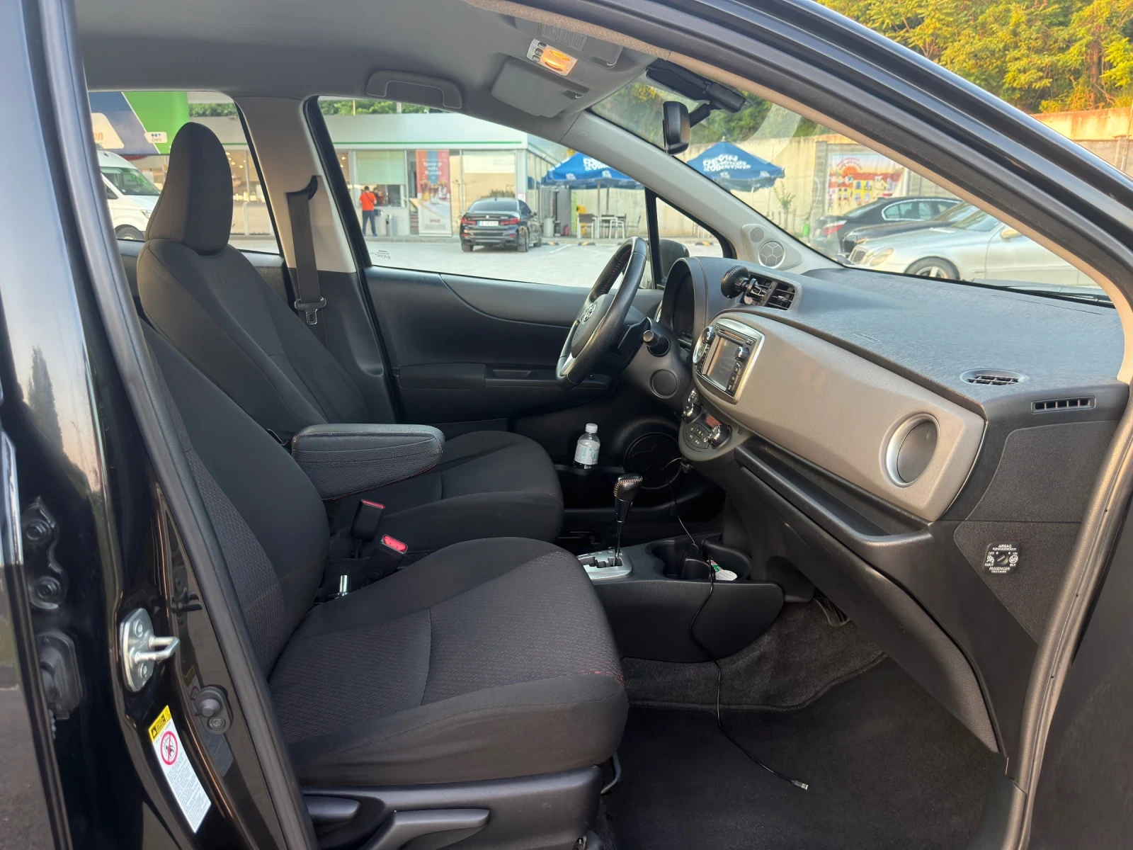Toyota Yaris 1.3, снимка 11 - Автомобили и джипове - 54886595