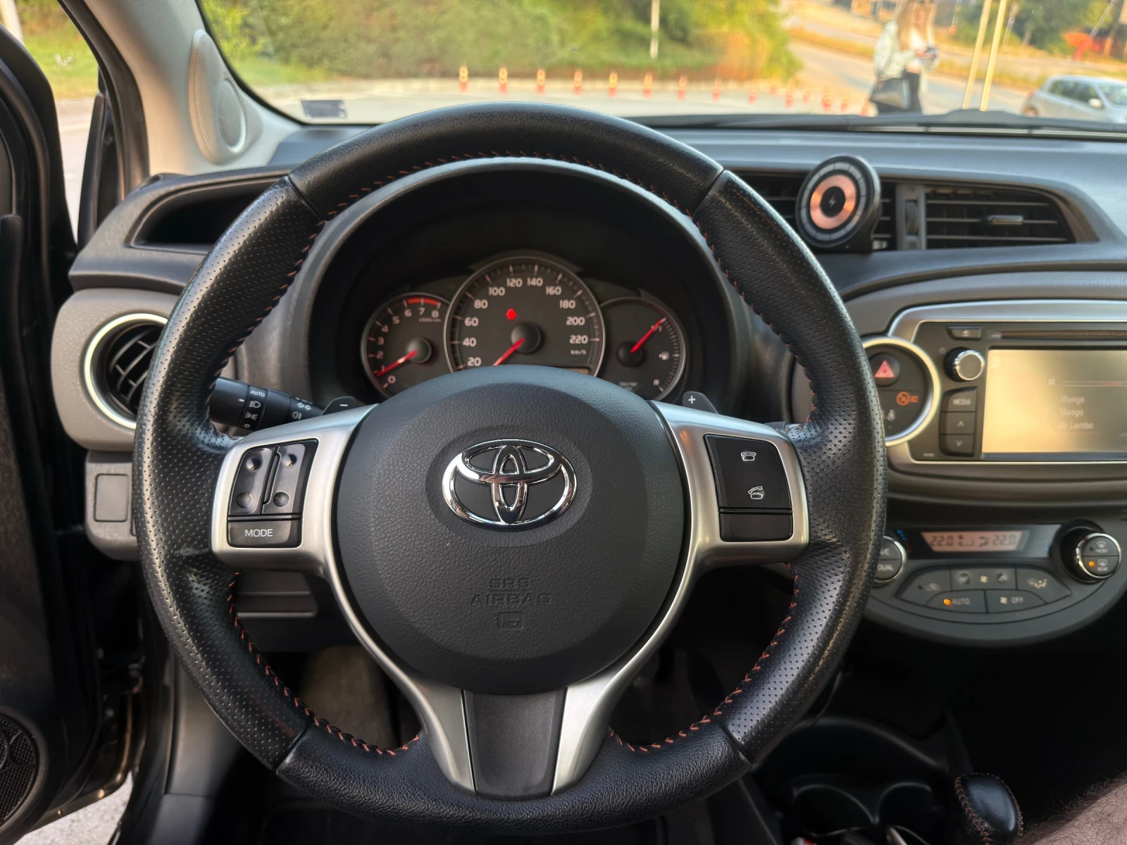 Toyota Yaris 1.3, снимка 8 - Автомобили и джипове - 54886595