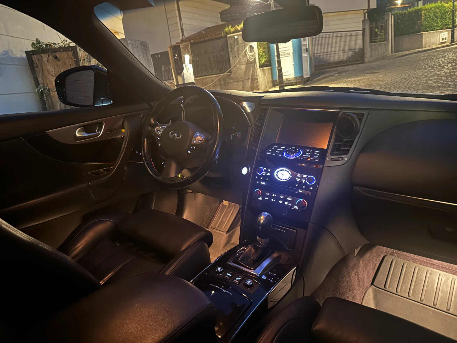 Infiniti QX70 S Premium / 5.0 / 380 HP / 4X4 / - изображение 10