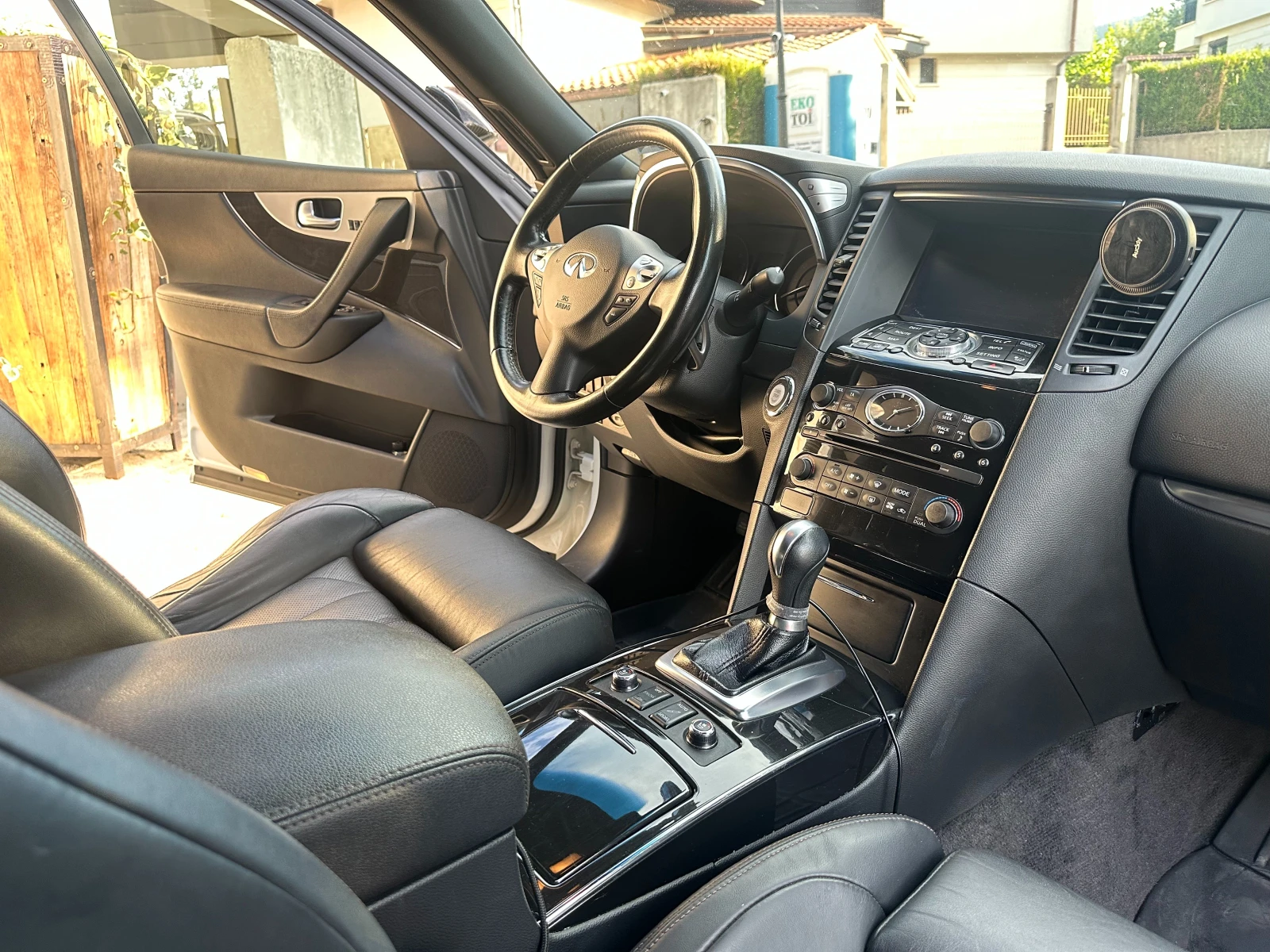Infiniti QX70 S Premium / 5.0 / 380 HP / 4X4 / - изображение 8