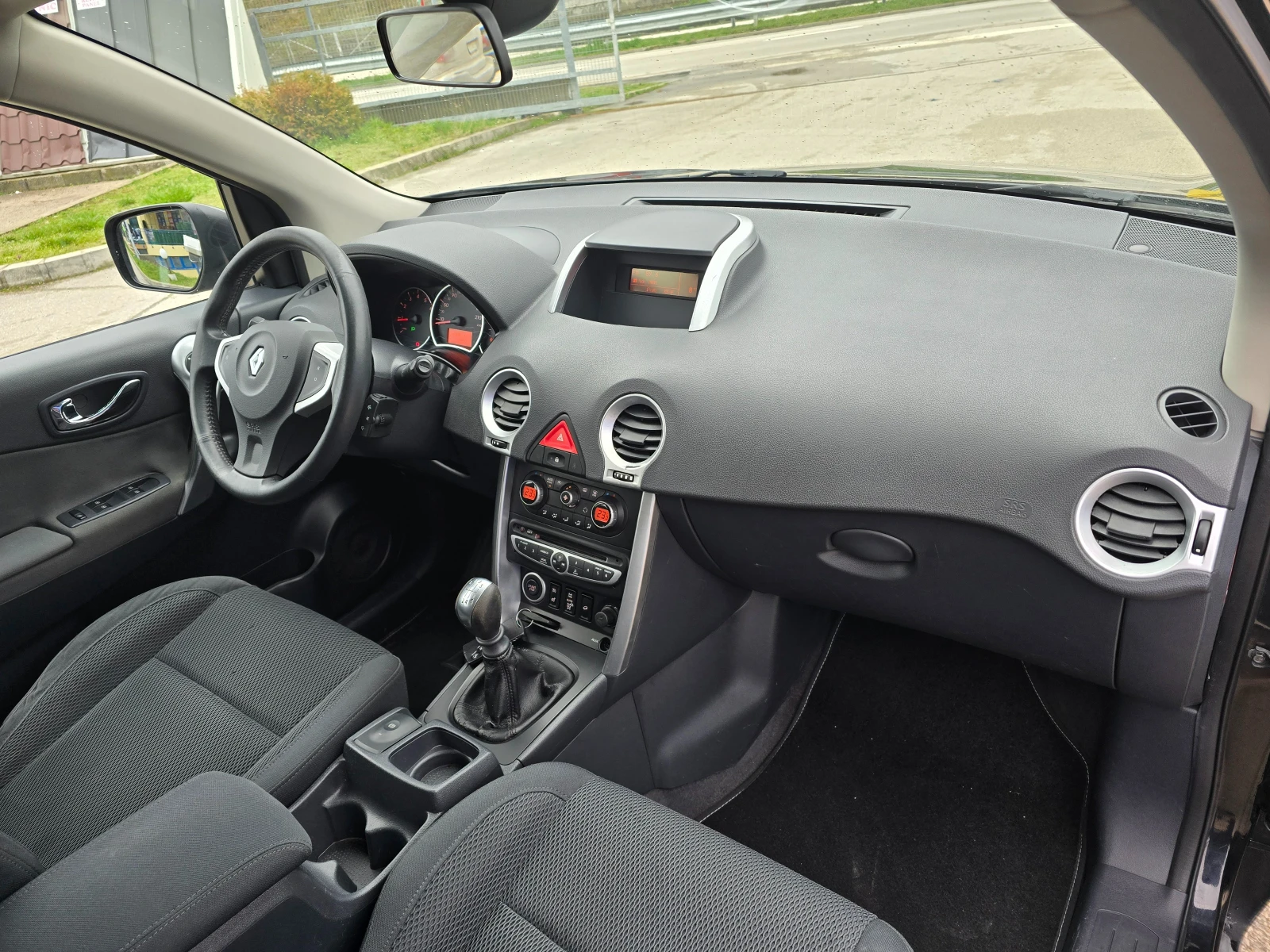 Renault Koleos 2.0/150PS/4X4, снимка 8 - Автомобили и джипове - 54040535