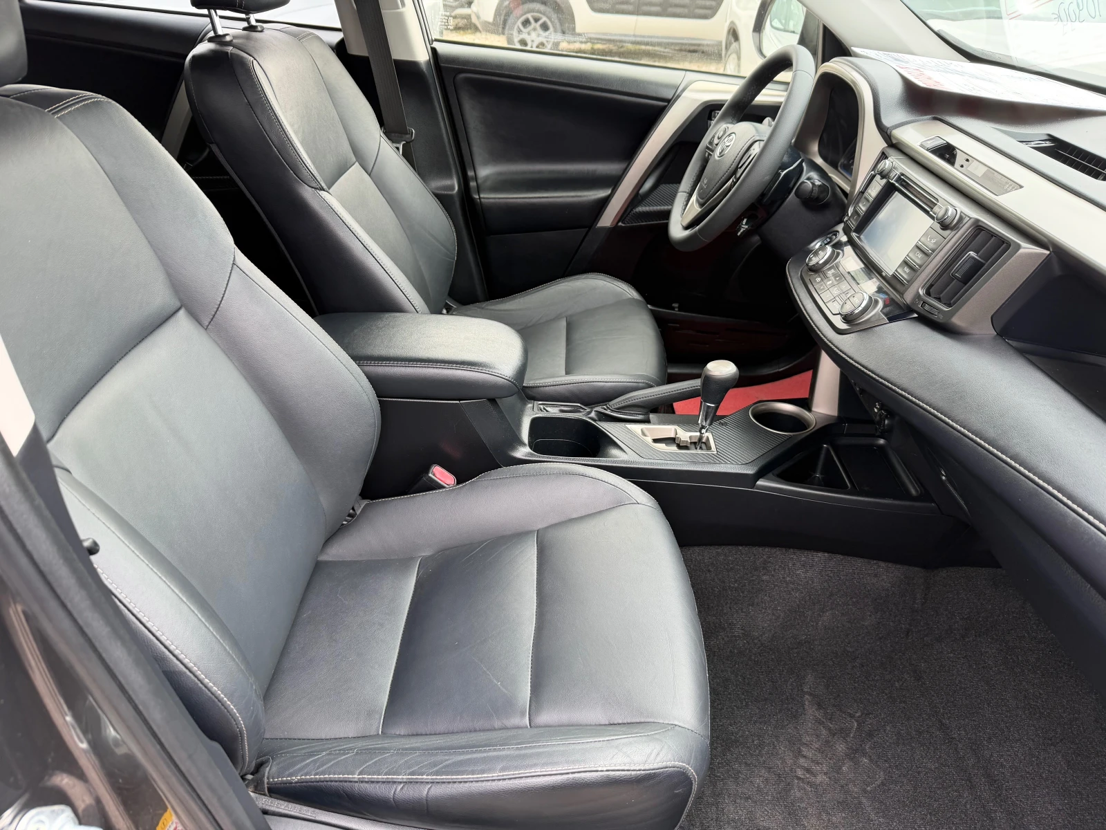 Toyota Rav4 2.2 D4D, снимка 11 - Автомобили и джипове - 54190254