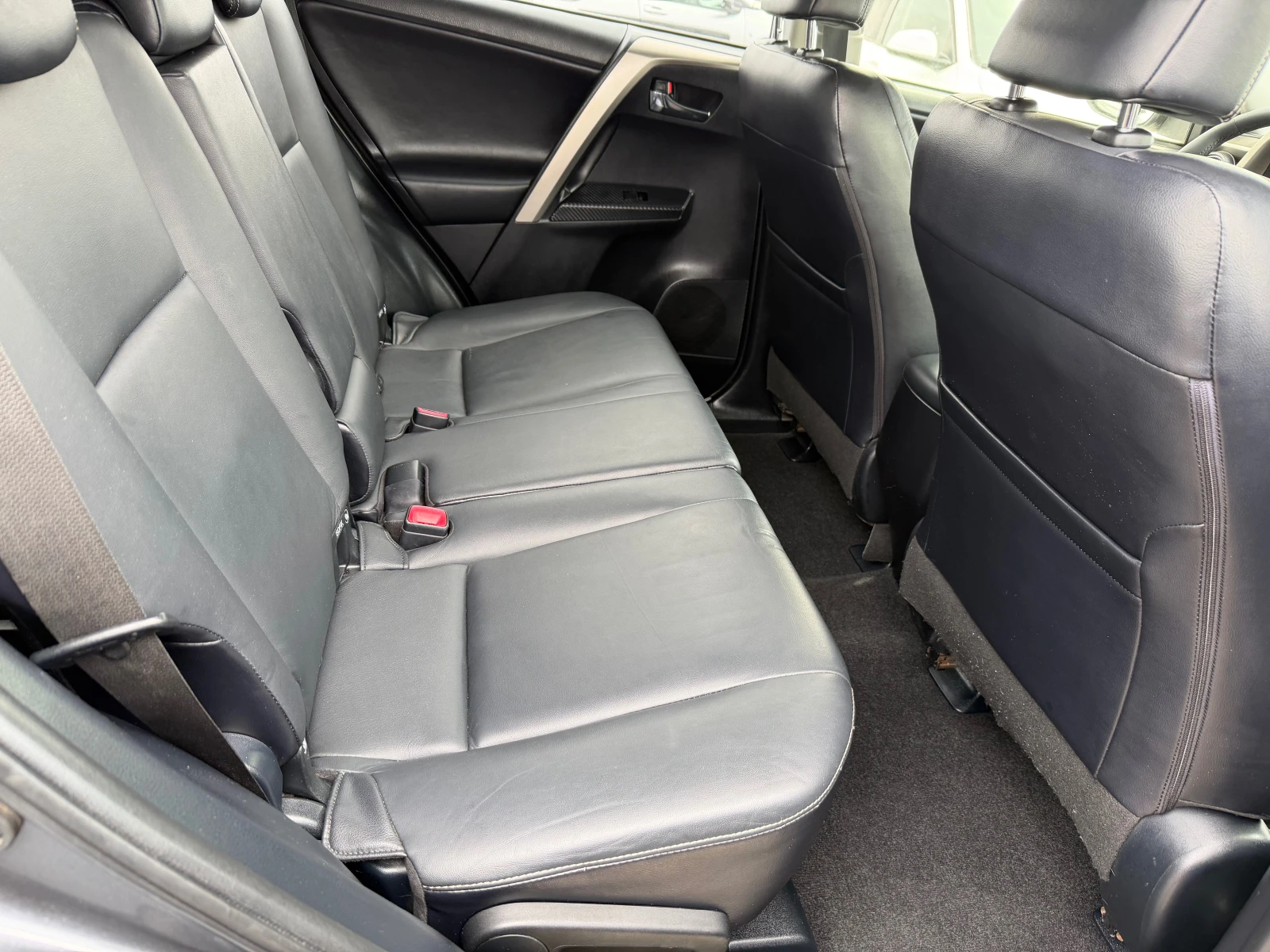 Toyota Rav4 2.2 D4D, снимка 13 - Автомобили и джипове - 54190254