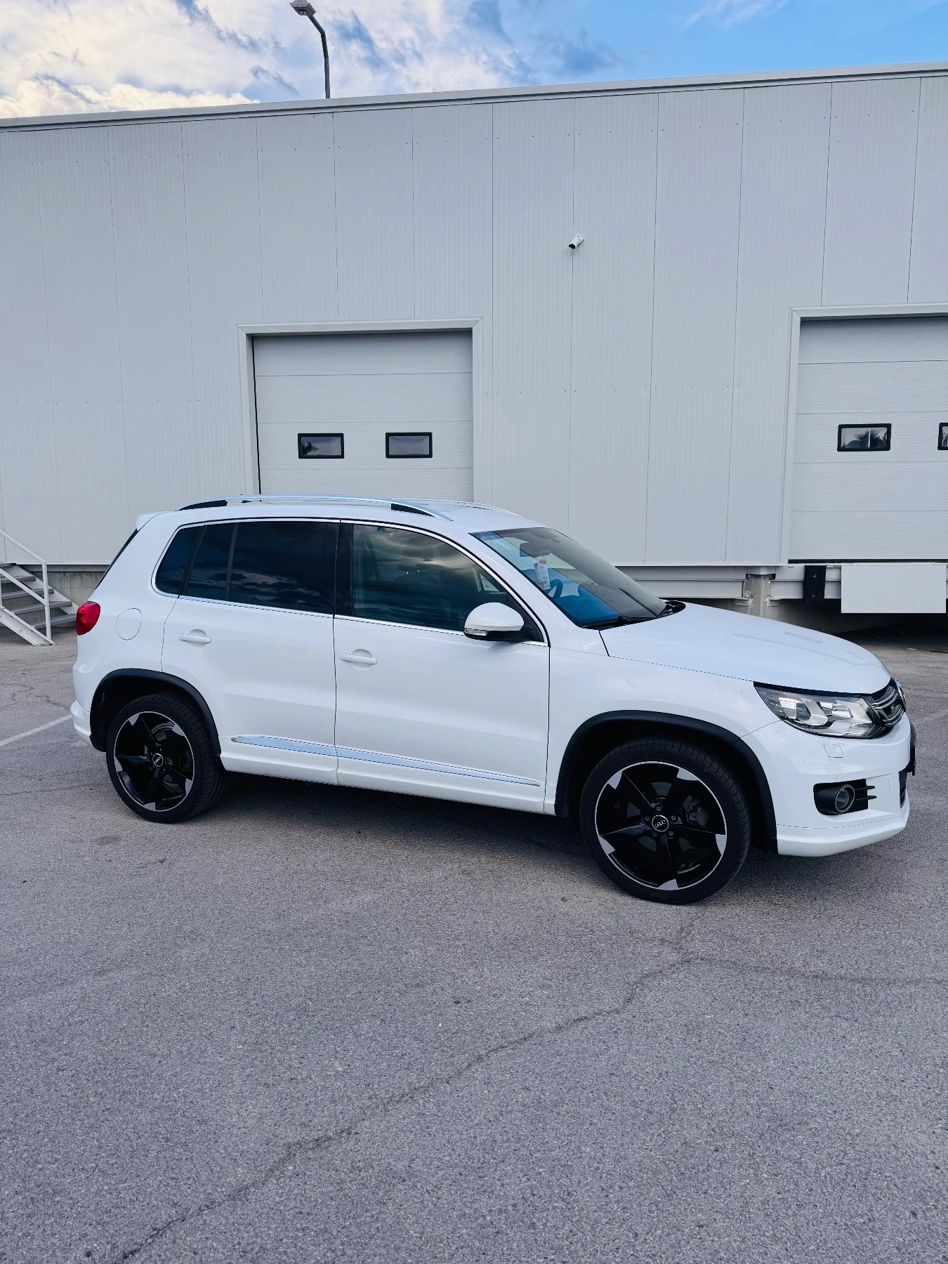VW Tiguan R-line, снимка 3 - Автомобили и джипове - 54225985