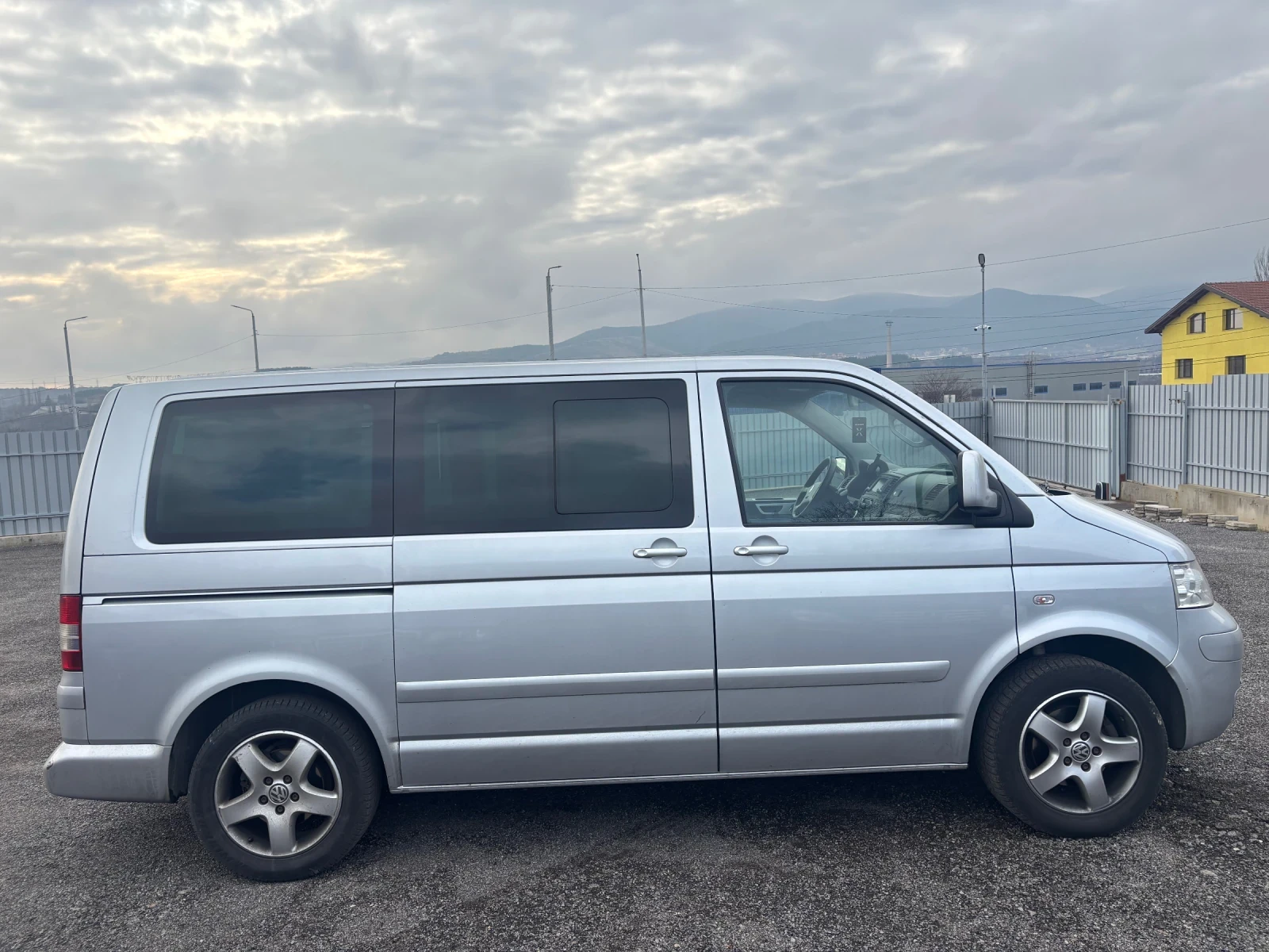 VW Multivan HighLine Всички Екстри - изображение 3
